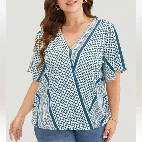NWT!Cerulean geometric pattern, V-neck top size 10 or Medium - Picture 1 of 7
